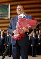 　花束を手に記者団の取材に応じる石破茂首相