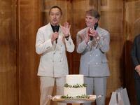 　サプライズケーキに驚く（左の）渡辺謙、笑顔で見守る（右の）ブルネロ・クチネリ氏