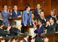 　衆院本会議で第１０４代首相に指名され、起立する自民党の高市早苗総裁。憲政史上初となる女性首相が誕生した