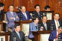 　衆院本会議に臨む自民党の高市早苗総裁（画面中央）