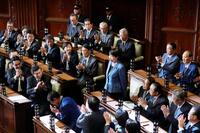 　衆院本会議で第１０４代首相に指名され、起立する自民党の高市早苗総裁