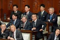 　衆院本会議に臨む日本維新の会の藤田文武共同代表（後列右から２人目）、国民民主党の玉木雄一郎代表（同左端）ら