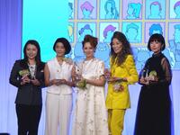 　ベスト・ヘアを受賞した（左から）本橋麻里氏、高嶋ちさ子、夏木マリ、萬田久子、川上未映子氏