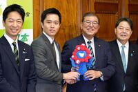 　「ミャクミャク」を手に日本維新の会の吉村洋文代表（左から２人目）らにあいさつ回りに訪れた石破茂前首相（同３人目）