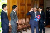 　「ミャクミャク」を手に日本維新の会の吉村洋文代表（左から２人目）らにあいさつ回りに訪れた石破茂前首相（同３人目）