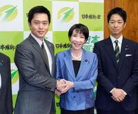 　日本維新の会の吉村洋文代表（左）、藤田文武共同代表（右）らにあいさつ回りをする高市早苗首相