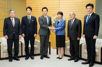 　会談に臨む（右３人目から）高市早苗首相と日本維新の会の吉村洋文代表、藤田文武共同代表ら