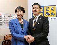 　あいさつ回りで国民民主党の玉木雄一郎代表（右）と握手する高市早苗首相