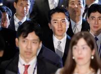 　皇居での認証式のため、首相官邸を出る小泉進次郎防衛相（中央）ら