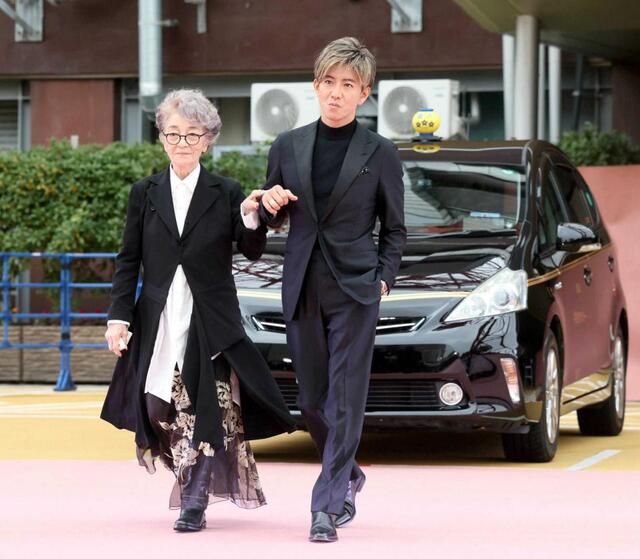 木村拓哉 倍賞千恵子をエスコート 運転するタクシーの助手席に「雰囲気