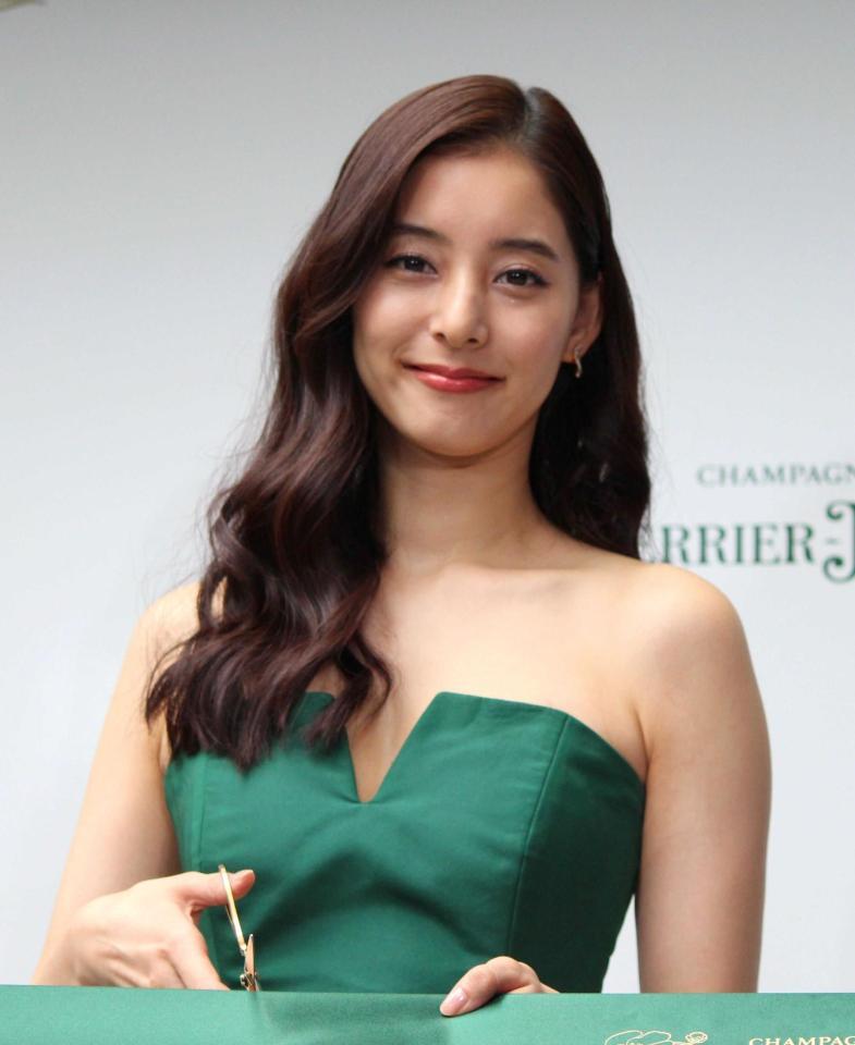 　テープカットセレモニーに登壇した新木優子