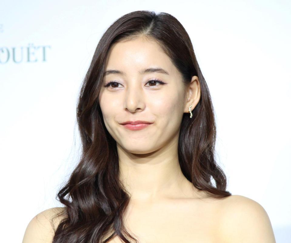 　テープカットセレモニーに登壇した新木優子