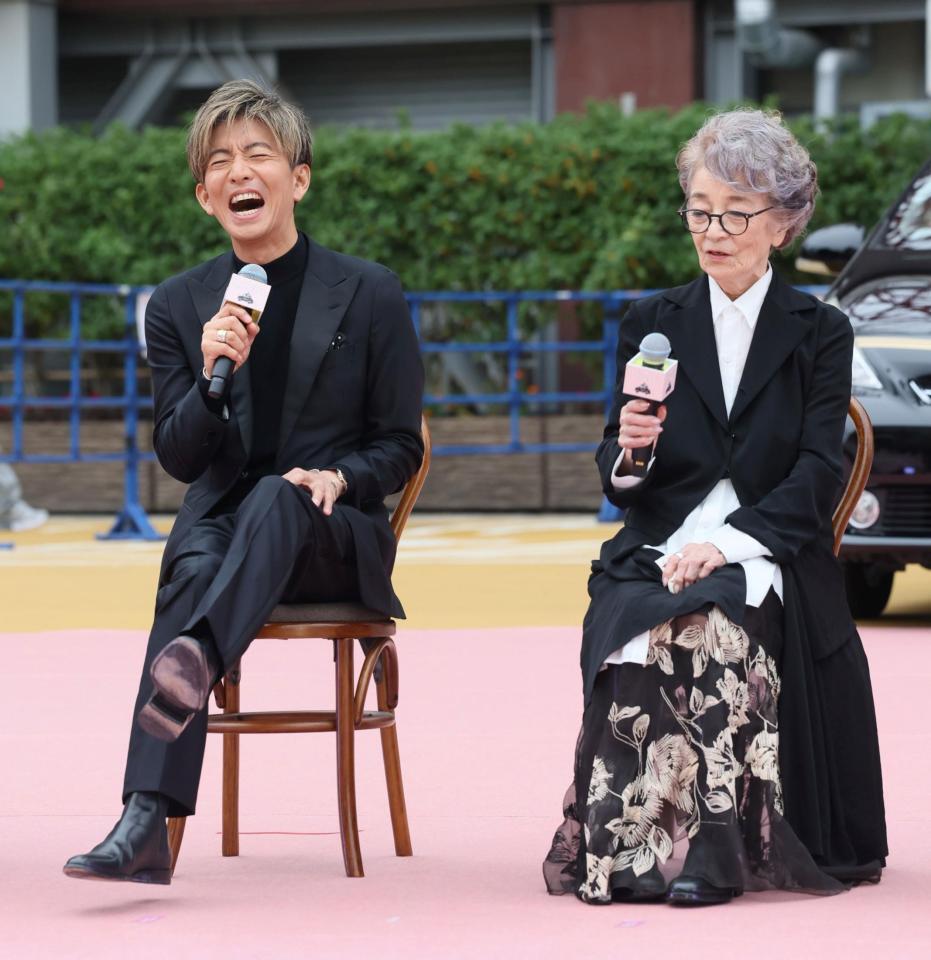 　セレモニーに登場した木村拓哉（左）と倍賞千恵子（撮影・石井剣太郎）