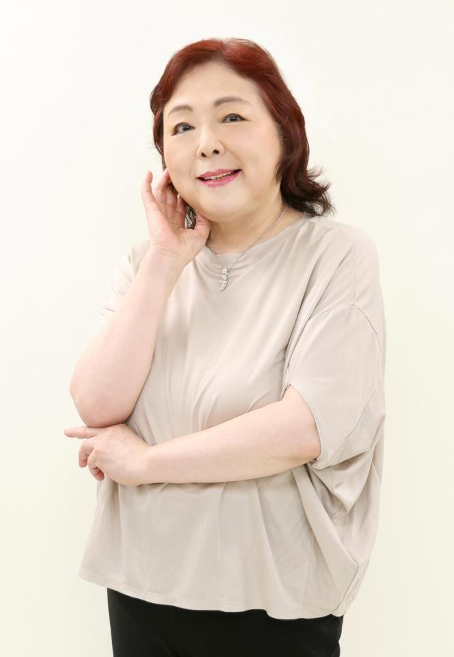 ポーズをとる丸山圭子（撮影・棚橋慶太）