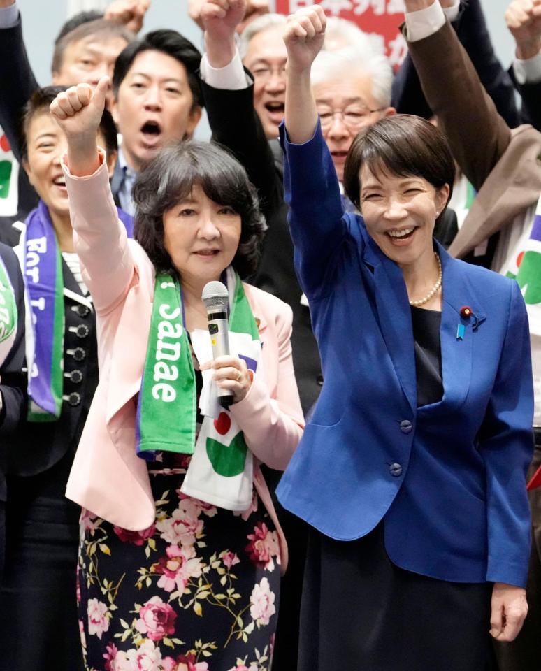 　自民党総裁選で高市早苗氏（右）と気勢を上げる片山さつき元地方創生相＝９月、国会（共同）