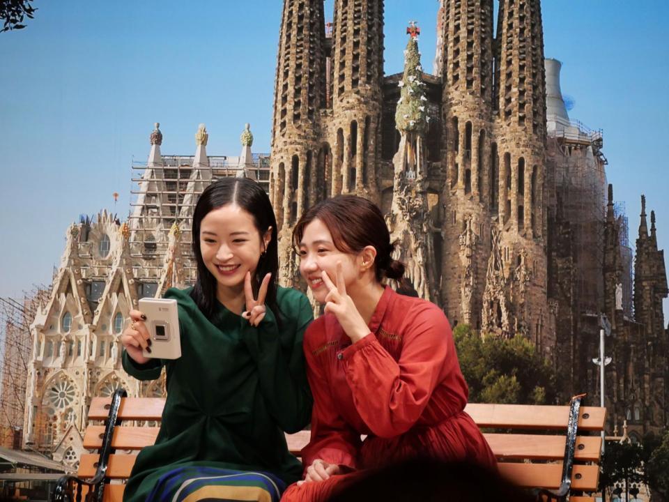 　サグラダ・ファミリアのパネルを背景に自撮りする広瀬すず（左）と福田麻貴