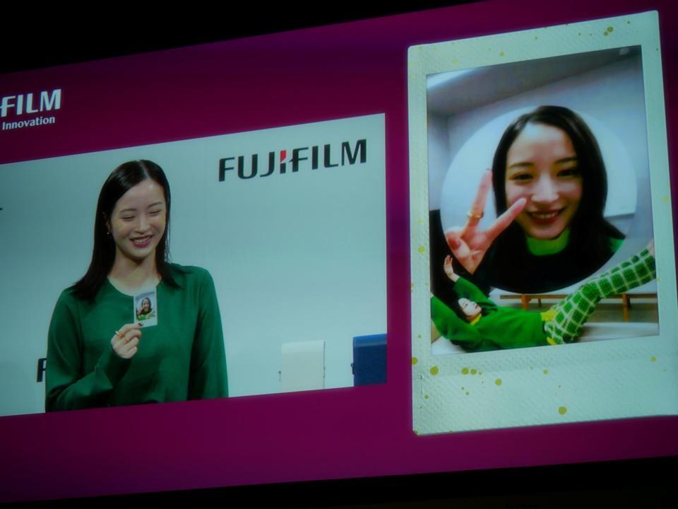 　チェキで撮影した渾身の１枚を披露する広瀬すず