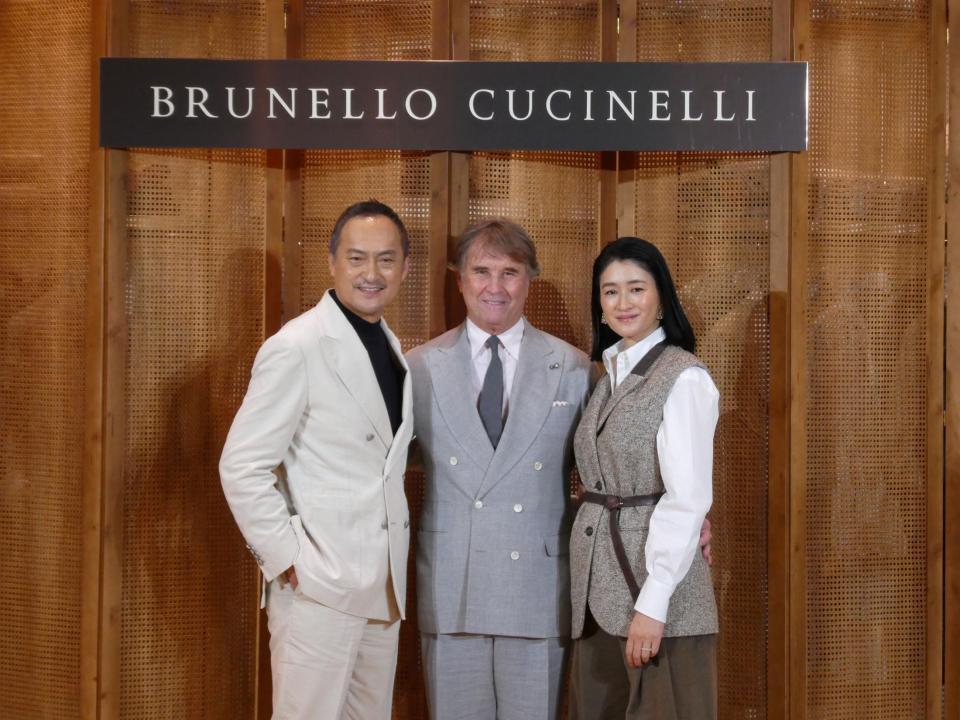 　写真撮影に応じる（左から）渡辺謙、ブルネロ・クチネリ氏、小雪