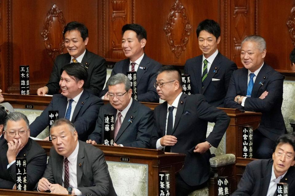 　衆院本会議に臨む日本維新の会の藤田文武共同代表（後列右から２人目）、国民民主党の玉木雄一郎代表（同左端）ら