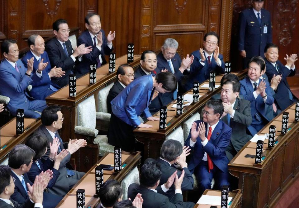 　衆院本会議で第１０４代首相に指名され、一礼する自民党の高市早苗総裁