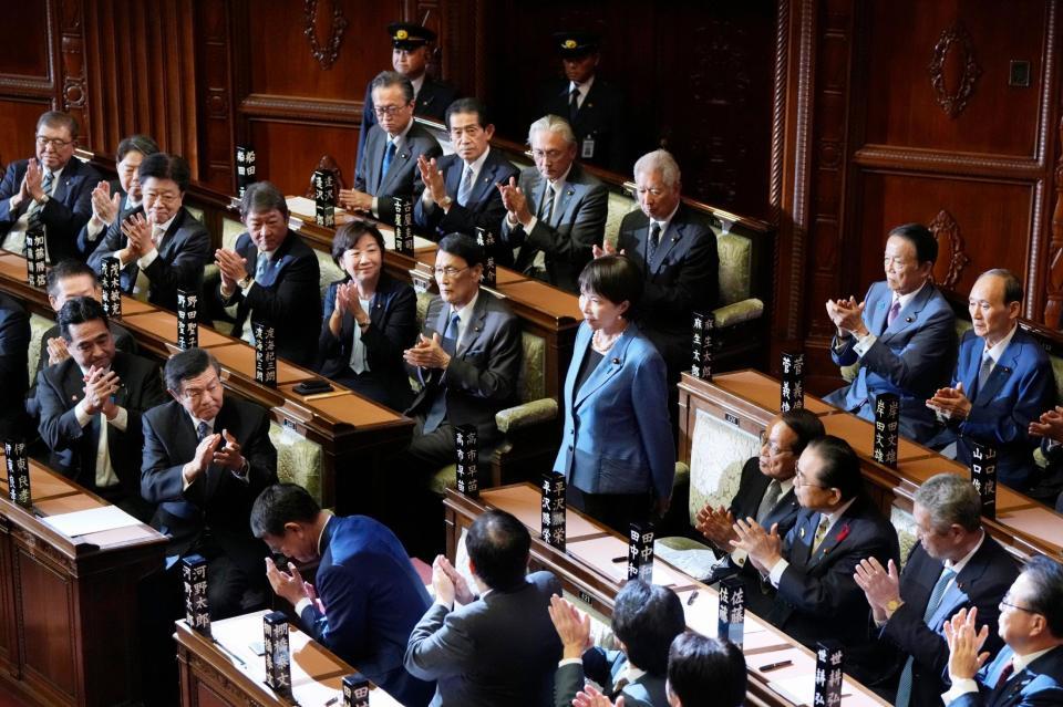 　衆院本会議で第１０４代首相に指名され、起立する自民党の高市早苗総裁