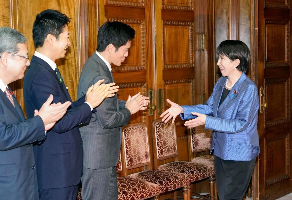 　日本維新の会の（左から２人目から）藤田文武共同代表、吉村洋文代表らにあいさつ回りをする高市早苗首相