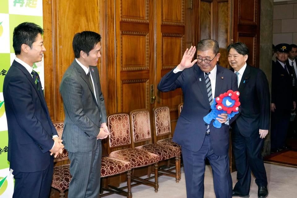 　「ミャクミャク」を手に日本維新の会の吉村洋文代表（左から２人目）らにあいさつ回りに訪れた石破茂前首相（同３人目）