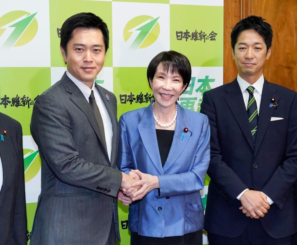 　日本維新の会の吉村洋文代表（左）、藤田文武共同代表（右）らにあいさつ回りをする高市早苗首相