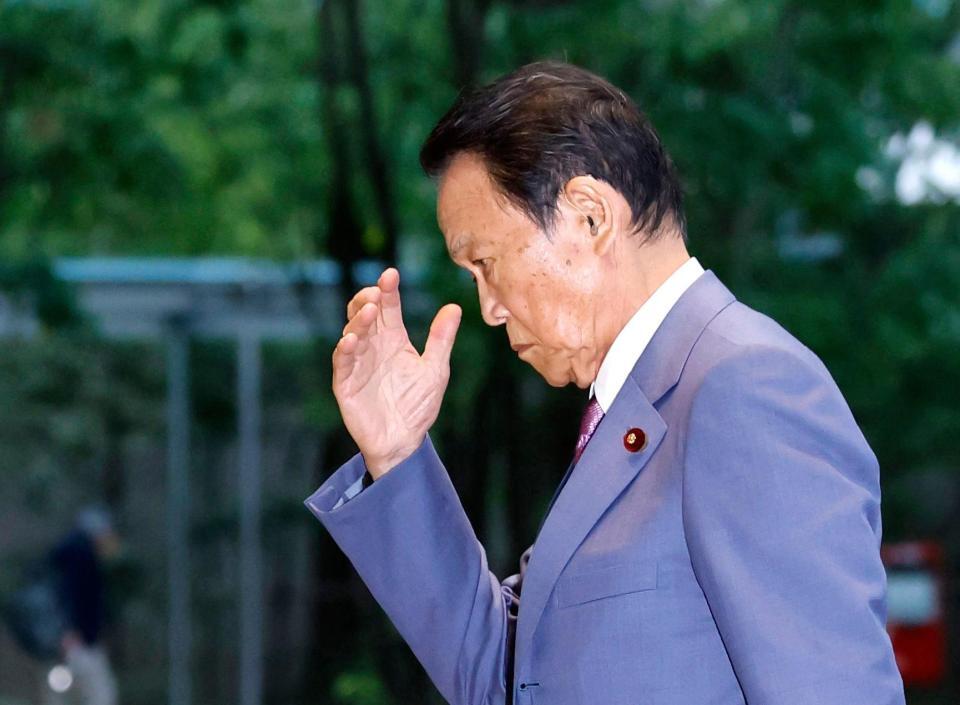 　首相官邸に入る自民党の麻生太郎副総裁