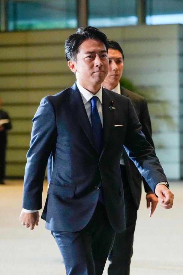 　防衛相に決まり、首相官邸に入る小泉進次郎氏