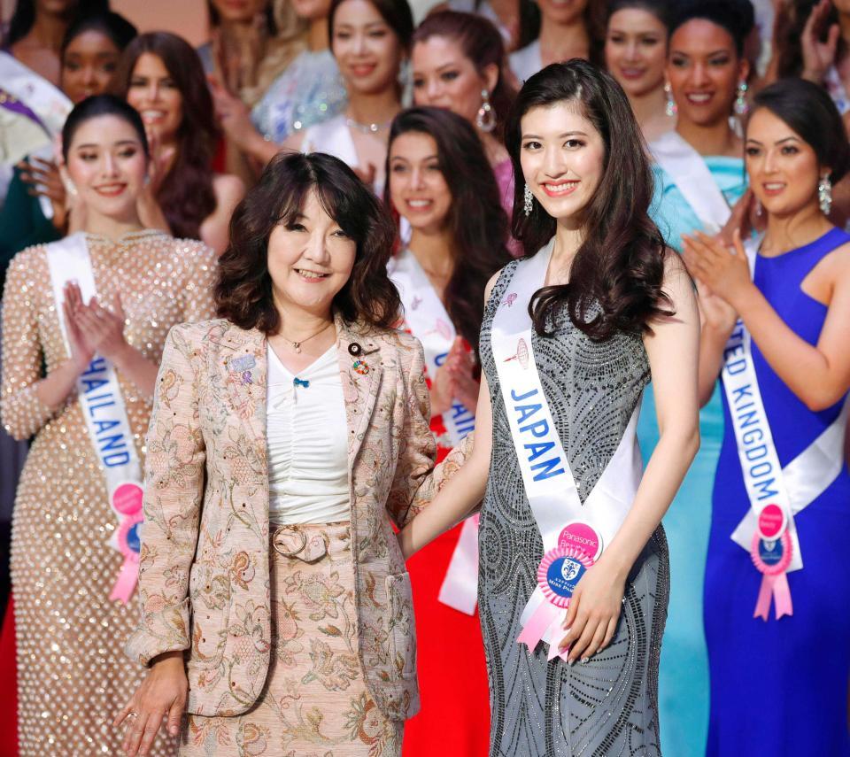 ２０１８年１０月、パープルリボンの贈呈式で写真撮影に応じる片山さつき女性活躍担当相（左）