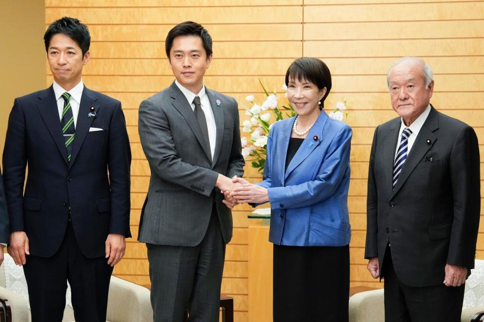 　会談に臨む（左から）日本維新の会の藤田文武共同代表、吉村洋文代表、高市早苗首相、自民党の鈴木俊一幹事長