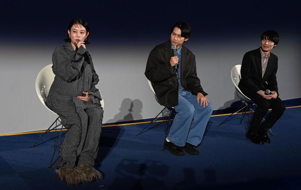 　おなかをなでる（左から）高畑充希を見つめる松村北斗、奥村由之監督（撮影・園田高夫）