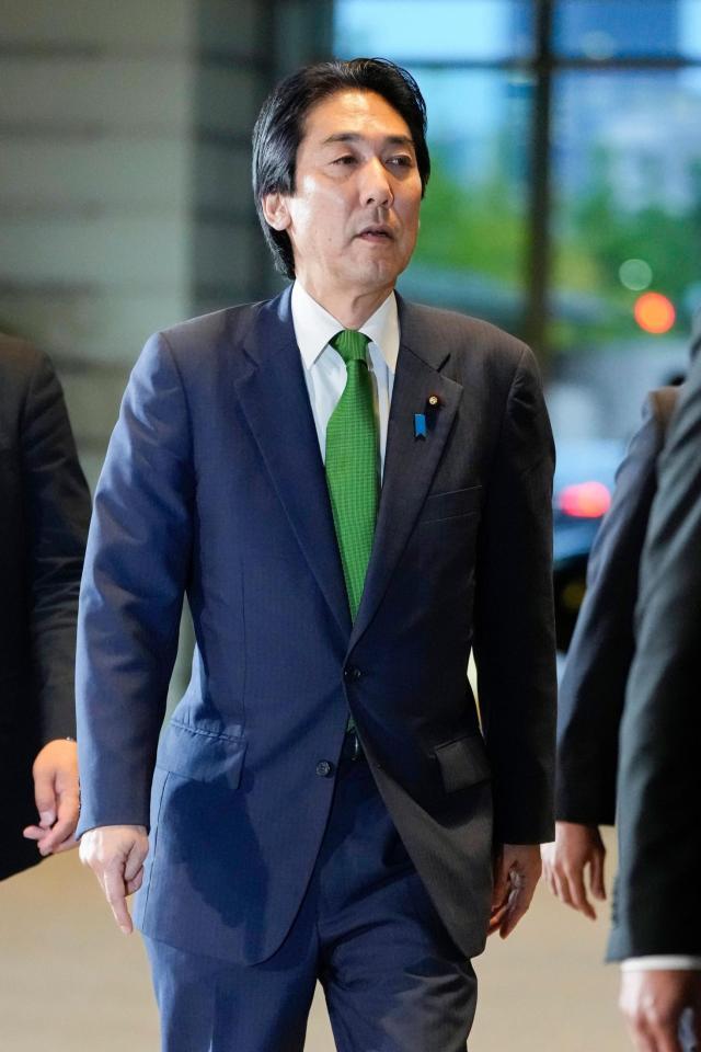 　経済財政相に決まり、首相官邸に入る城内実氏