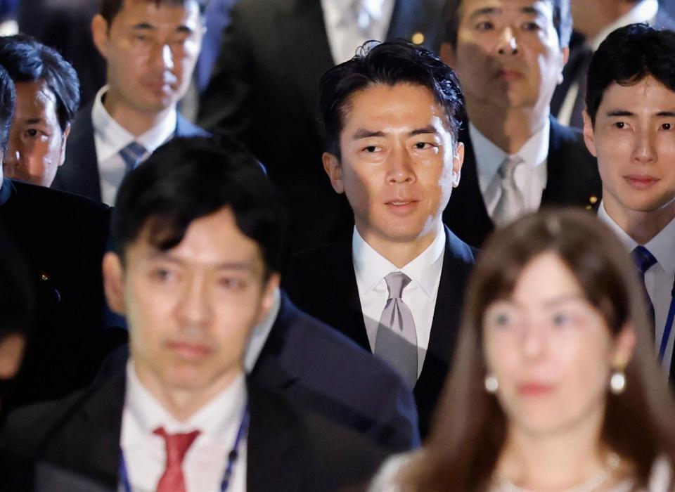 　皇居での認証式のため、首相官邸を出る小泉進次郎防衛相（中央）ら