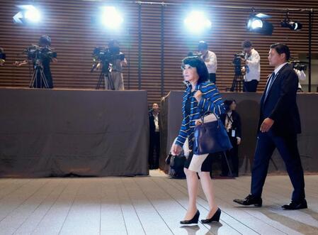 財務相に決まり、首相官邸に入る片山さつき氏＝21日午後４時37分