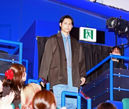 　客席を通り登場した松村北斗（撮影・園田高夫）