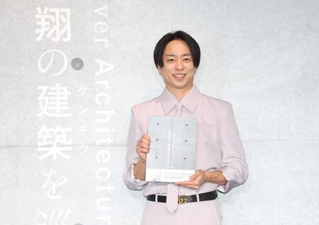 　笑顔で書籍を持つ櫻井翔（撮影・金田祐二）