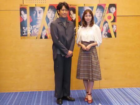 　テレビ朝日系ドラマ「ちょっとだけエスパー」の取材会に出席した大泉洋（左）と宮﨑あおい
