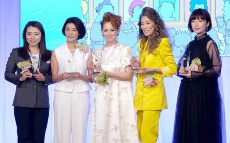 　ベスト・ヘアを受賞した（左から）本橋麻里氏、高嶋ちさ子、夏木マリ、萬田久子、川上未映子氏