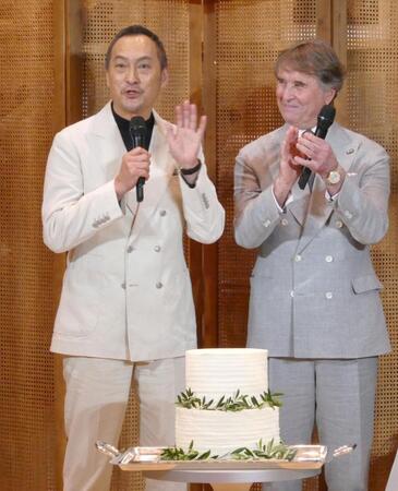 　サプライズケーキに驚く渡辺謙（左）。右はブルネロ・クチネリ氏