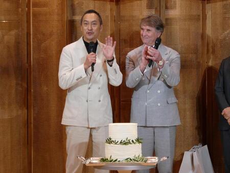 　サプライズケーキに驚く（左の）渡辺謙、笑顔で見守る（右の）ブルネロ・クチネリ氏
