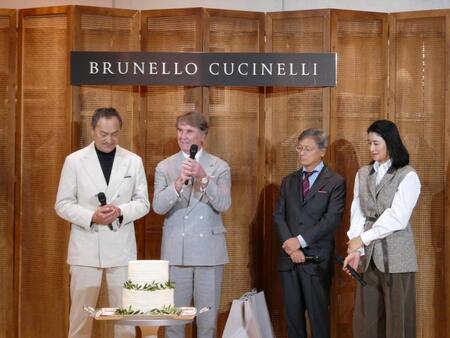 　サプライズケーキに驚く（左から１番目の）渡辺謙、笑顔で見守る（左から２番目の）ブルネロ・クチネリ氏、（右から１番目の）小雪