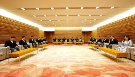 　初閣議に臨む高市早苗首相（中央）と閣僚