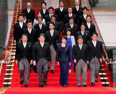 　初閣議を終え、写真撮影に臨む高市首相（前列中央）と閣僚ら＝２１日