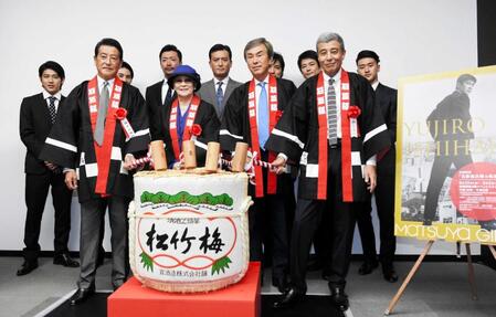 　２０１８年８月、石原軍団と。（前列左から）神田正輝、故・石原裕次郎さんの妻・まき子さん、石原伸晃氏、舘ひろし