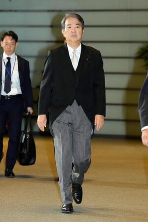 　皇居での認証式を前に首相官邸に入る石原宏高環境相＝２１日