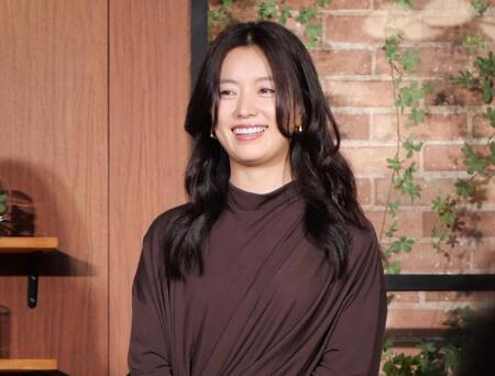 　会見に登場したハン・ヒョジュ