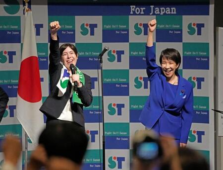 　自民党総裁選の投開票を前に、高市早苗氏（右）と気勢を上げる小野田紀美元防衛政務官＝４日