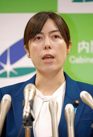 　就任から一夜明け、記者団の取材に応じる小野田経済安保相＝２２日